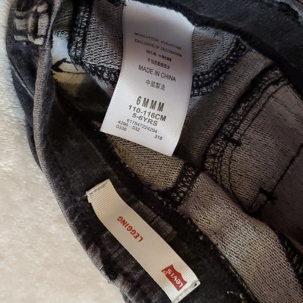 💜 2/$10 Levi's distressed legging - Picture 5 of 5